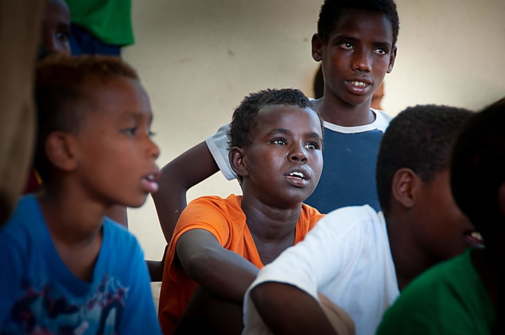 Los niños de la calle de Caritas Djibouti – Clown Science Dreams